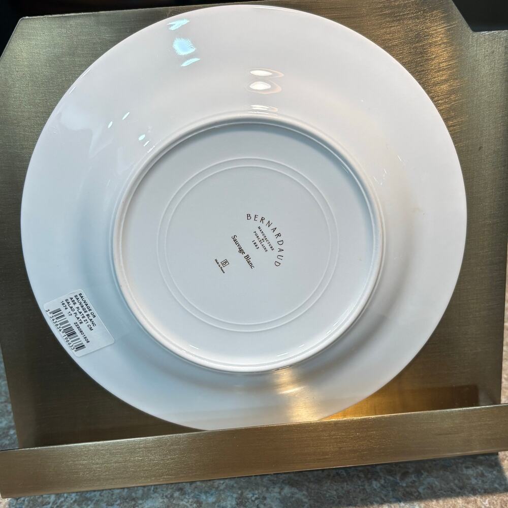 Wedgwood Intaglio Accent White Embossed Bone China Lunch 9" inch Plate New - Picture 7 of 9